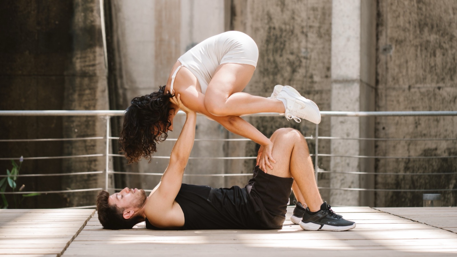 Dos personas entrenando juntas en equilibrio